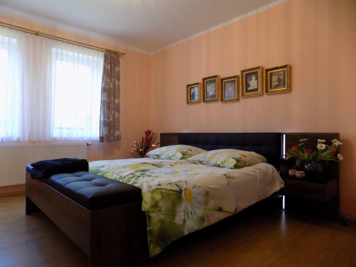 Apartament Landhaus Florian Rovensko pod Troskami Zewnętrze zdjęcie