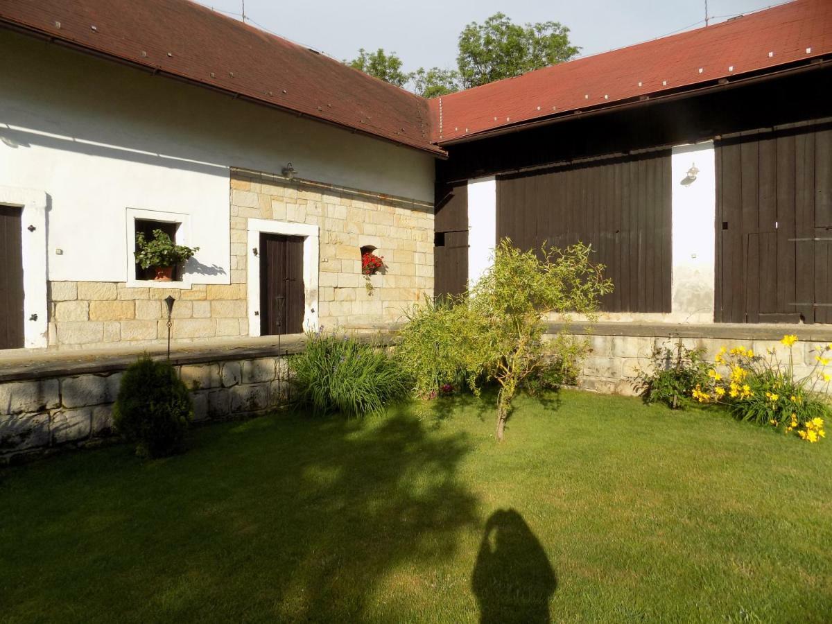 Apartament Landhaus Florian Rovensko pod Troskami Zewnętrze zdjęcie